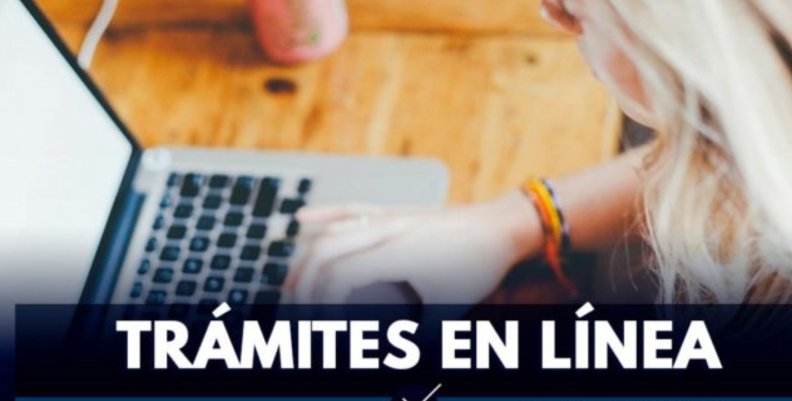 Pagos Persona frente a un computador portátil