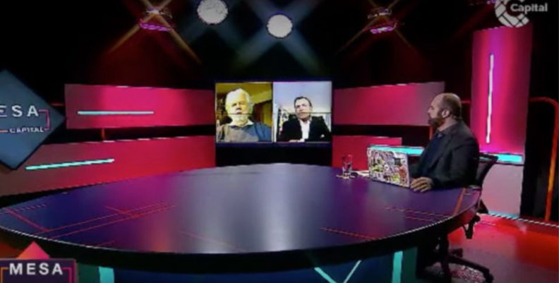 Mesa Capital El Lunes Santiago Rivas sentado frente a una mesa en su espacio televisivo de Mesa Capital.