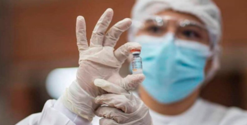 Vacuna covid Personal de salud sostiene un tarro con el líquido de la vacuna contra covid-19