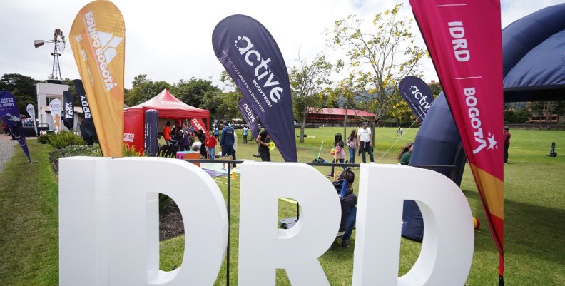 IDRD Letrero gigante del Instituto distrital de Recreación y Deporte de Bogotá
