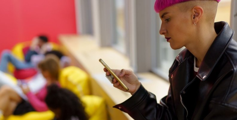 Nomofobia Mujer con celular en la mano