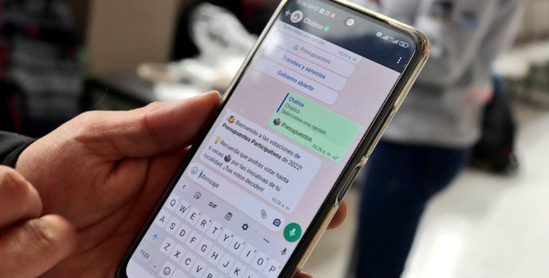 Chatico Celular con un chat de Chatico