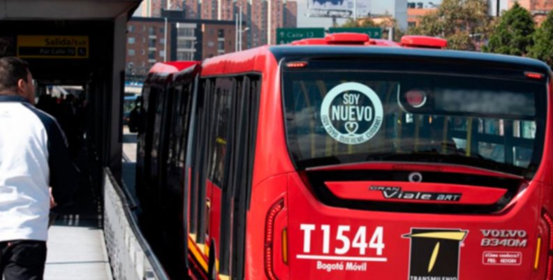 TransMilenio Vista posterior de un bus de TransMilenio