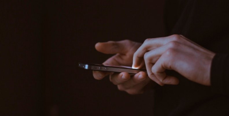 Extorsión en Bogotá Persona con celular en la mano.