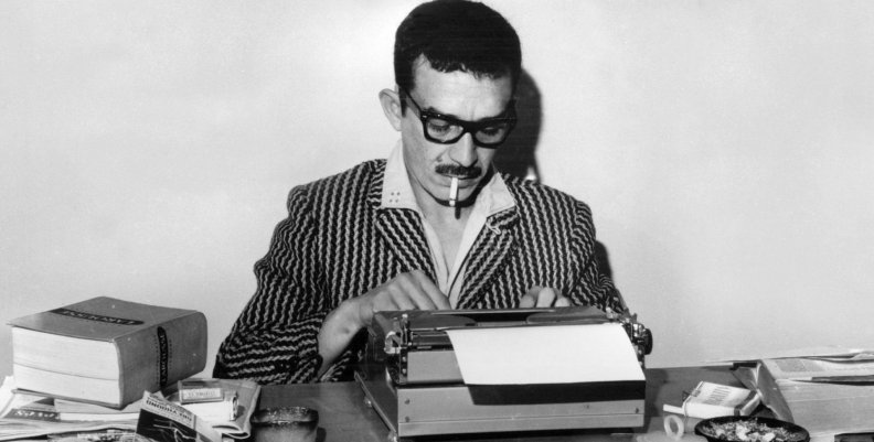 Gabriel García Márquez Imagen de Gabriel García Márquez joven escribiendo en una máquina