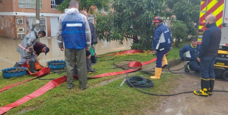 Inundaciones Bosa Funcionarios del Acueducto atendiendo las inundaciones de San Diego, en Bosa