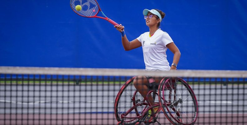 Deportes adaptados Deportista en silla de ruedas practicando tenis