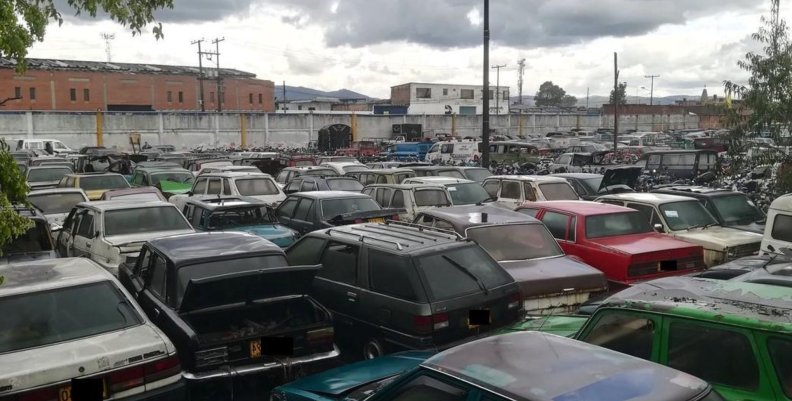 Carros en patios Imágenes de vehículos oxidados en un patio de Bogotá