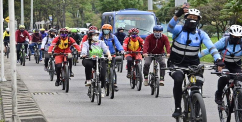 Bicicleta Personas en bicicleta por una de las vías principales de la ciudad