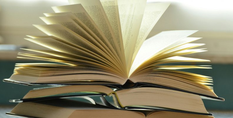 Libros Pila de libros sobre una mesa