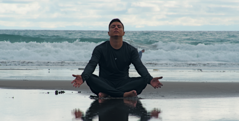 Un hombre sentado frente al mar 