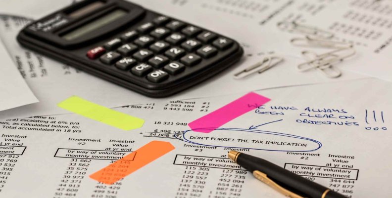 Imagen: Alcaldía de Bogotá Calculadora sobre hojas con cuentas y números