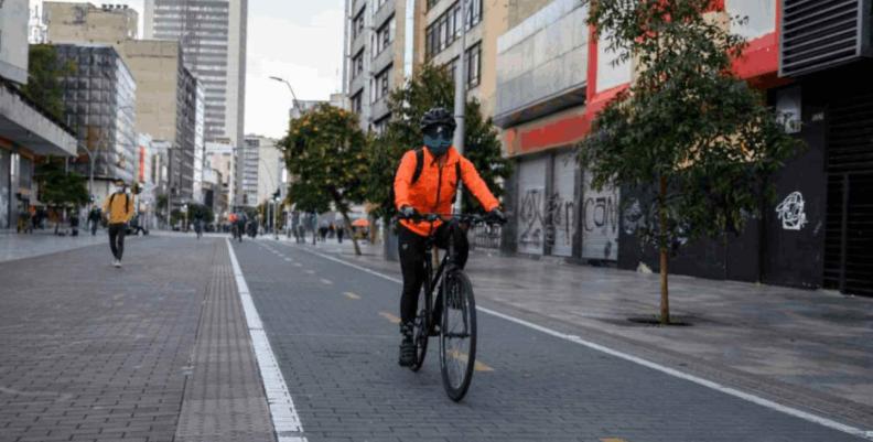 Ciclistas movilizándose por una de las ciclorrutas de Bogotá 
