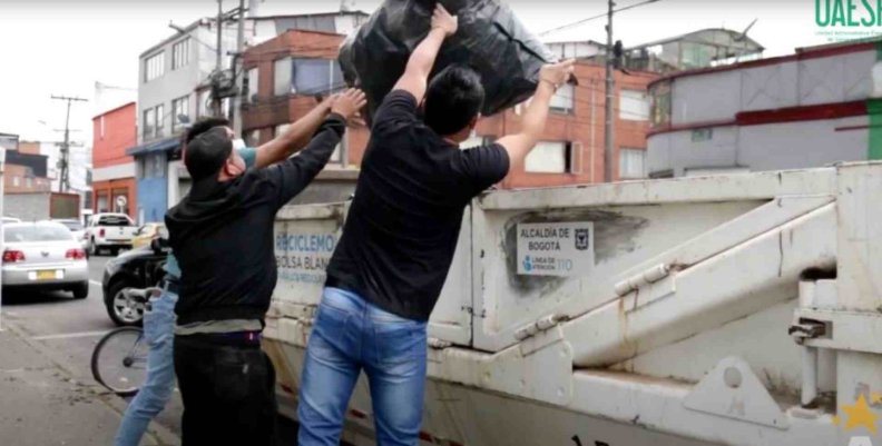 Imagen: Alcaldía de Bogotá Dos personas arrojando residuos en los ecopuntos habilitados por la Alcaldía