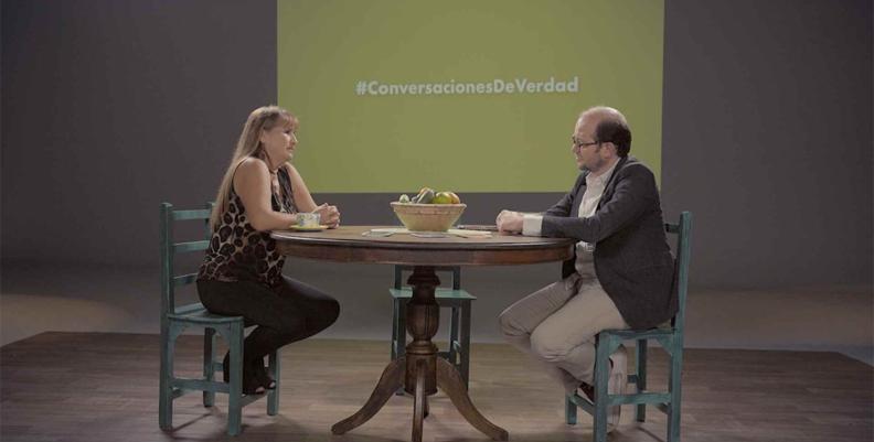 Foto: Organización Internacional para las Migraciones (OIM) Daniel Samper conversando en el programa Conversaciones de Verdad