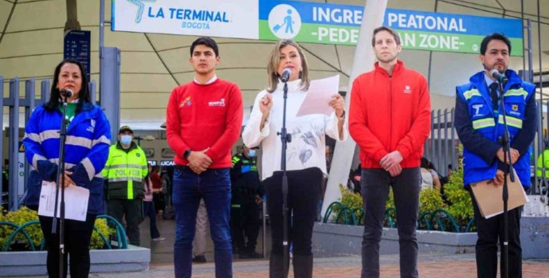 La secretaria de Movilidad, Deyanira Ávila; la alcaldesa (e), Edna Bonilla; y Eduardo González, subgerente de operaciones de la Terminal, entregando detalles del plan éxodo 