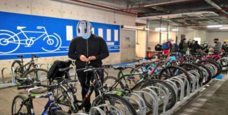 Biciusuario en uno de los cicloparqueaderos de Bogotá 