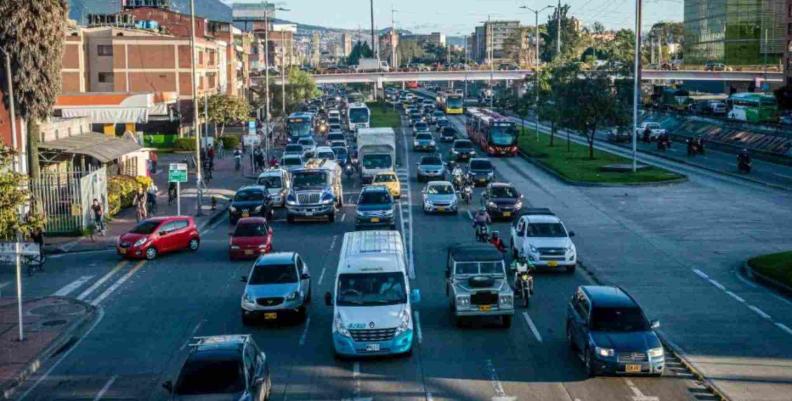 Automóviles circulando por una de las avenidas de Bogotá 