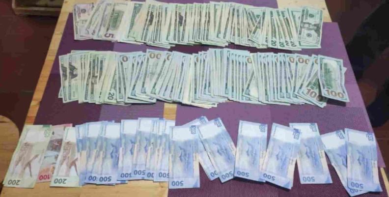 Imagen: Alcaldía de Bogotá Dinero incautado por la Policía Metropolitana sobre una mesa