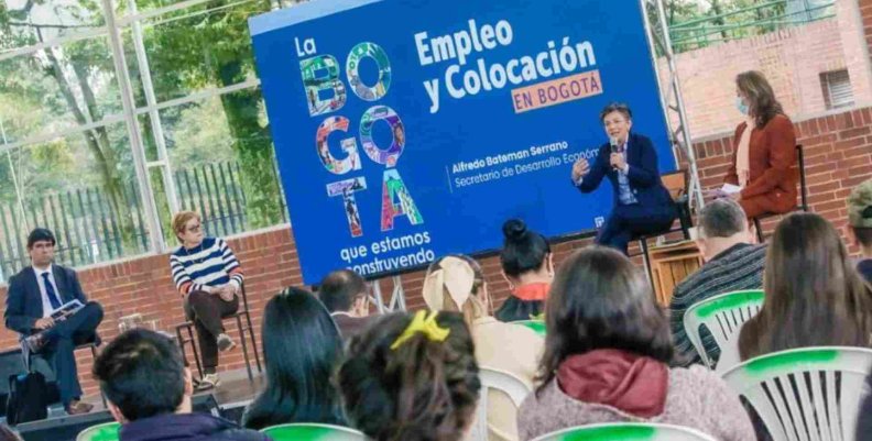 Imagen: Alcaldía de Bogotá Personas reunidas con la Alcaldesa Claudia López en conferencia sobre empleo