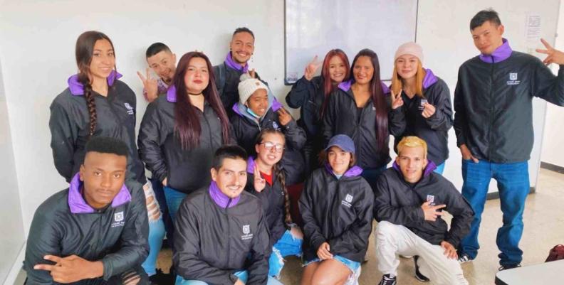 Varios jóvenes reunidos sonriendo 