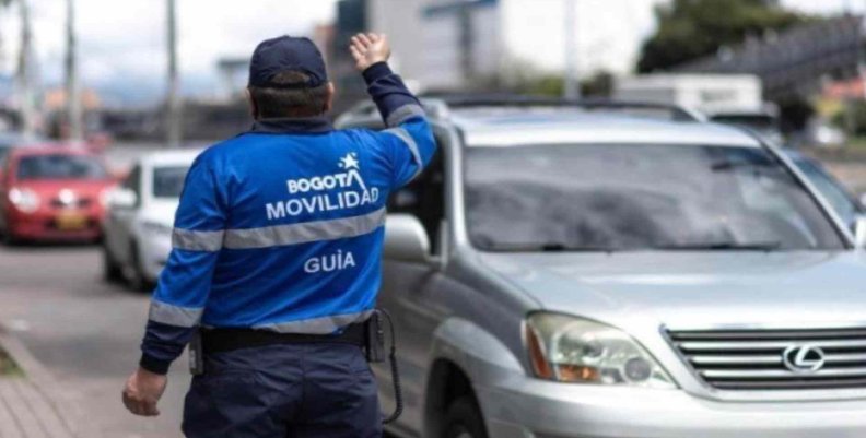 Imagen: Alcaldía de Bogotá Guía de la Secretaría de Movilidad en una de las vías de Bogotá