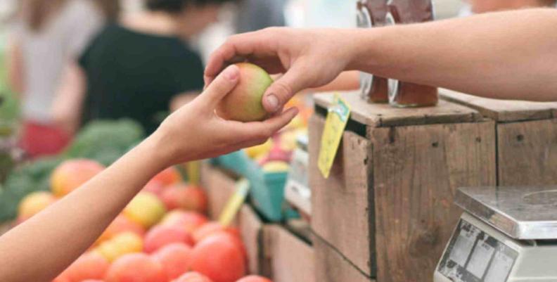 Imagen: Alcaldía de Bogotá Persona recibiendo una fruta