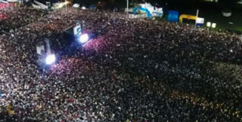 Festival de Verano 2019 Concurrencia de personas en un escenario nocturno al aire libre en el marco del Festival de Verano 2019 en Bogotá