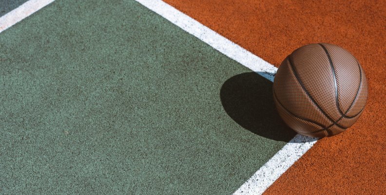 Escenarios deportivos de Bogotá Balón de baloncesto en la esquina de una cancha