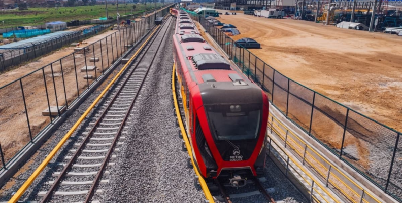 Un tren rojo del Metro de Bogotá detenido o en prueba dentro del patio taller.