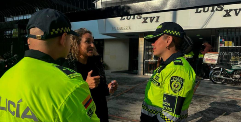 Imagen de dos polícias con una ciudadana