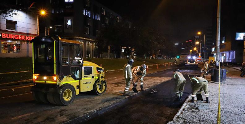Obreros trabajando en proyecto vial