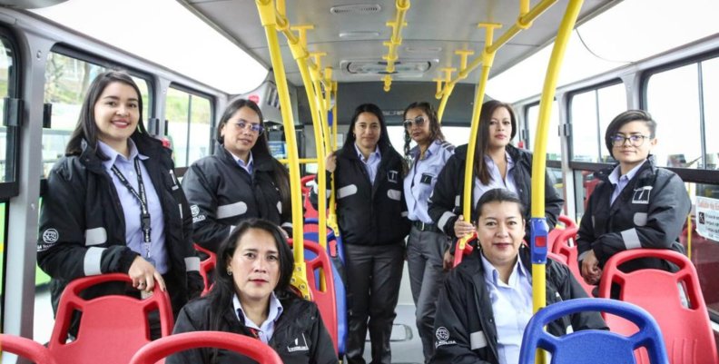 La Rolita Mujeres trabajadoras de La Rolita posando en el interior de uno de los buses de la flota.