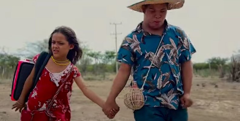 Mi Hermano y Yo Niños tomados de la mano en el cortometraje Mi Hermano y Yo