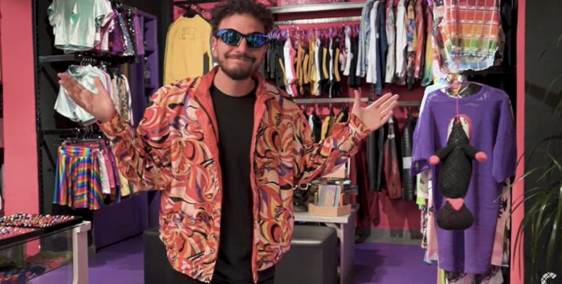 David Moncada con chaqueta de colores y gafas oscuras 