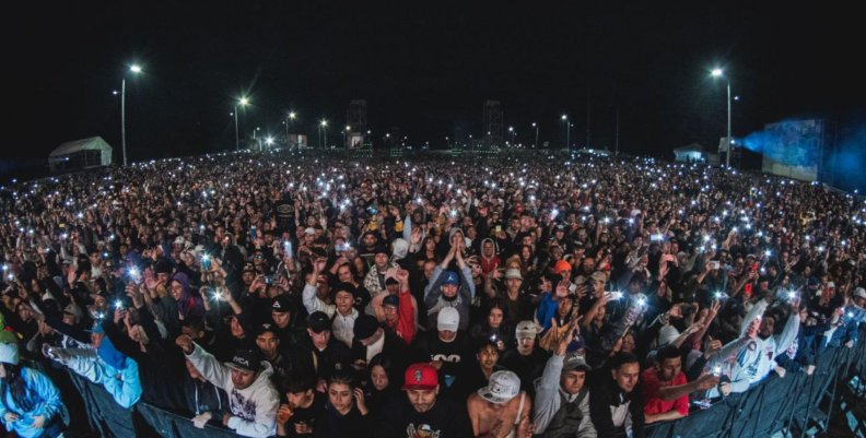 ¿Cómo ha trascendido el hip hop en Colombia y Latinoamérica? Personas en el Parque Simón Bolívar en el Hip Hop al Parque