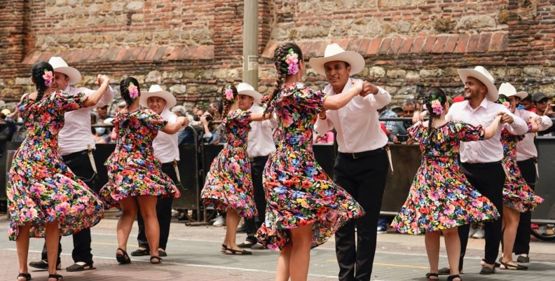 Joropo al Parque 2024: celebrando la tradición llanera en Bogotá. (Foto: Idartes) Parejas bailando joropo