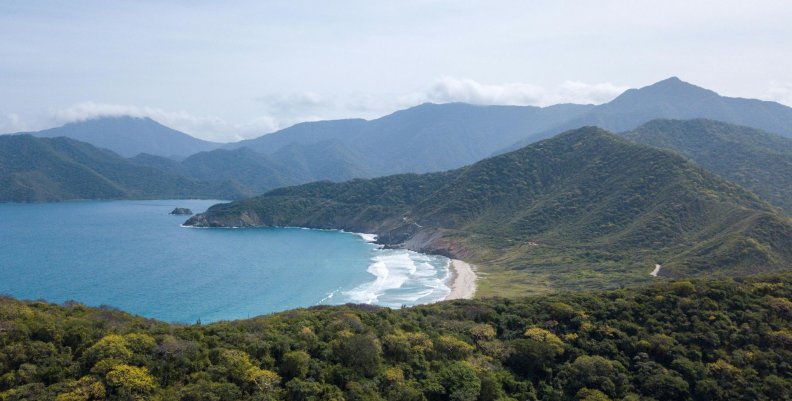 ¿Alguien quiere pensar en la naturaleza? ¿Qué prima: los derechos humanos o los derechos de la naturaleza? Paisaje colombiano: mar y selva
