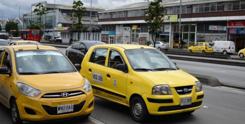 Dos taxis en las calles de Bogotá 