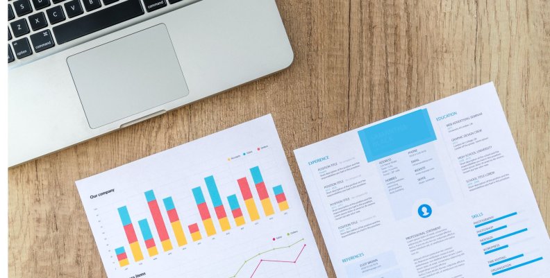 Escritorio con documentos de estadística y papeleos alusivos al desempleo 