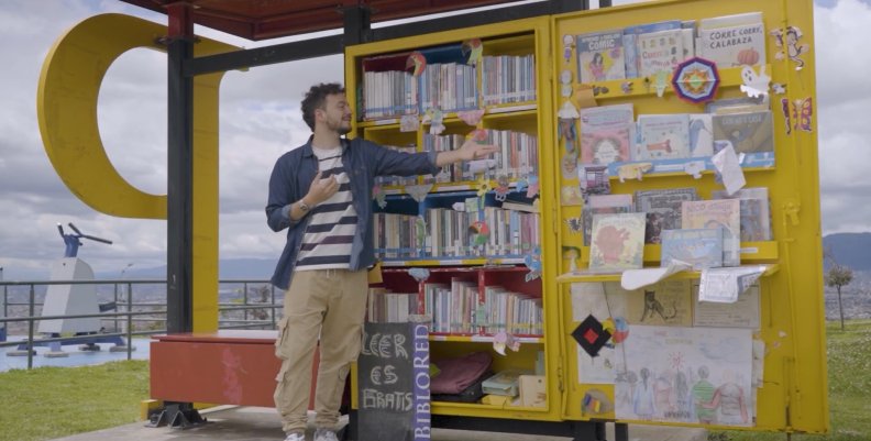 Paraderos Paralibros Paraparques en Bogotá  David Moncada frente un paradero de libros