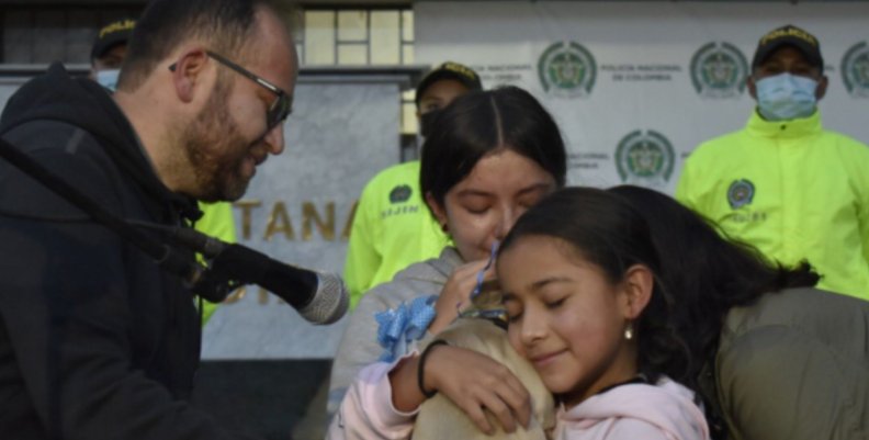 Blue Niña abraza al perrito en presencia de la Policía Metropolitana de Bogotá