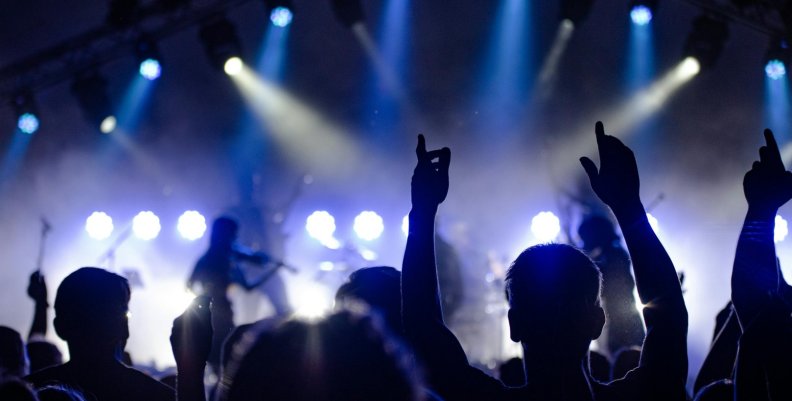Dónde ver Popular al Parque 2025: transmisión en vivo por Canal Capital Imagen de personas asistiendo a un concierto