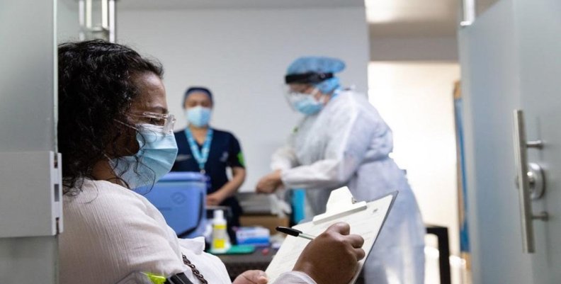 Personal médico Una mujer del personal médico llena una planilla en las instalaciones de un hospital