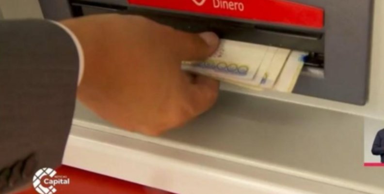 Dinero Hombre retirando dinero de un cajero automático