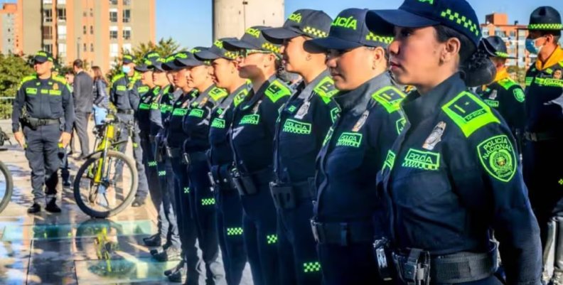 Habitantes del barrio Chucua en Kennedy crearon un frente de seguridad Policía Nacional ordenada en fila