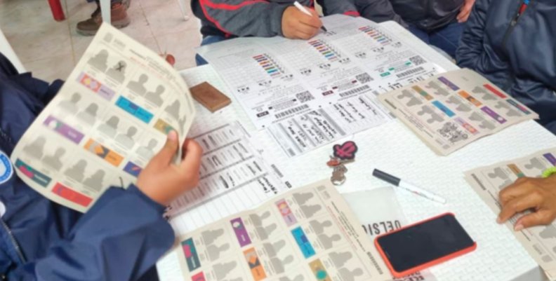 Jurados de votación con boletas para una elección. 
