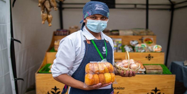 productor en puesto de mercado de mercados campesinos