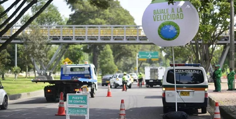 Una calle con un camión blanco Una calle con un camión blanco