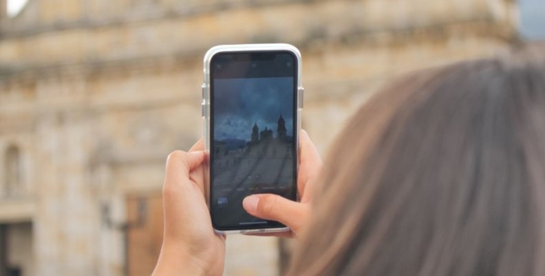 #SmartfilmsPorCapital Manos sosteniendo un celular para tomar un video
